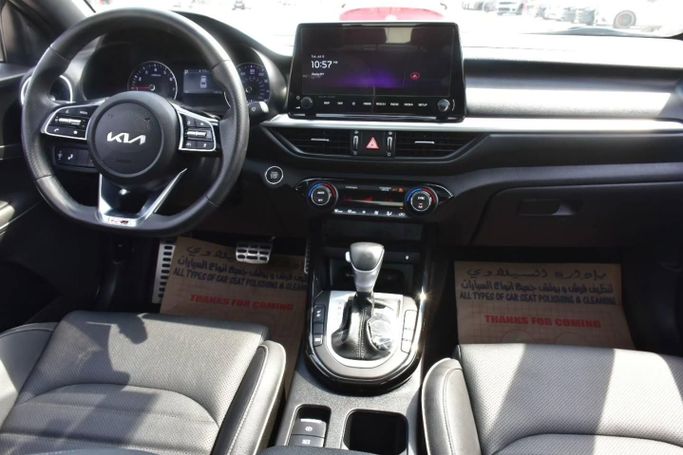 Подержанный Kia Forte III Рестайлинг, 1.6 л, 2024 в Шардже от Alfaris Used Cars Белый цвет. Other | AUTO.AE