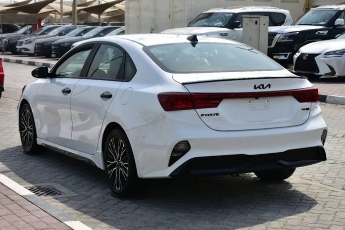 Подержанный Kia Forte III Рестайлинг, 1.6 л, 2024 в Шардже от Alfaris Used Cars Белый цвет. Other | AUTO.AE