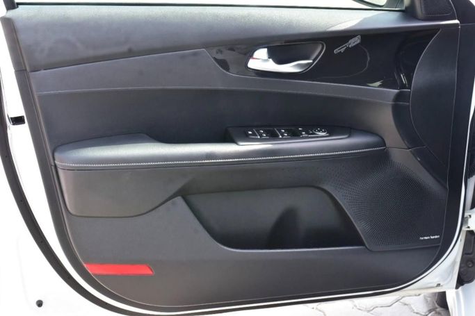 Подержанный Kia Forte III Рестайлинг, 1.6 л, 2024 в Шардже от Alfaris Used Cars Белый цвет. Other | AUTO.AE