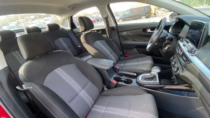 Подержанный Kia Forte III Рестайлинг, 2.0 л, 2022 в Шардже от Halla Cars Красный цвет. Канадская | AUTO.AE