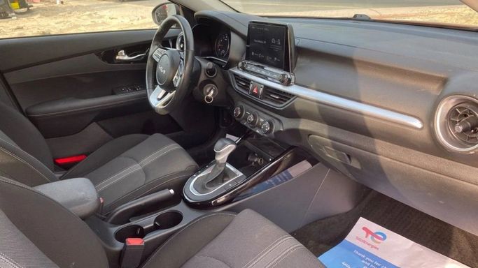 Подержанный Kia Forte III Рестайлинг, 2.0 л, 2022 в Шардже от Halla Cars Красный цвет. Канадская | AUTO.AE