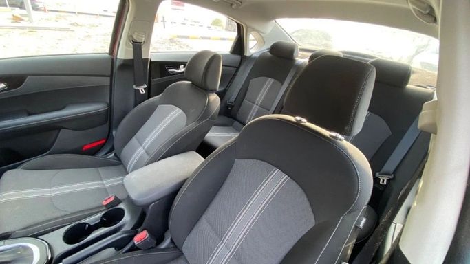 Подержанный Kia Forte III Рестайлинг, 2.0 л, 2022 в Шардже от Halla Cars Красный цвет. Канадская | AUTO.AE