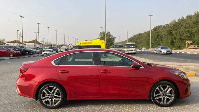 Подержанный Kia Forte III Рестайлинг, 2.0 л, 2022 в Шардже от Halla Cars Красный цвет. Канадская | AUTO.AE