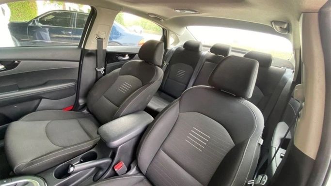 Подержанный Kia Forte III, 2.0 л, 2021 в Шардже от Halla Cars Белый цвет. Канадская | AUTO.AE