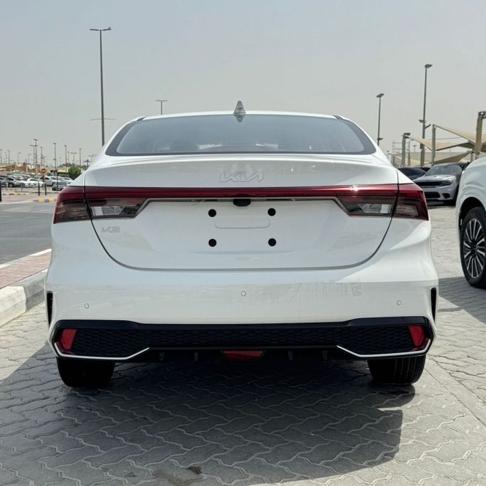 Новый Kia K3 III (BL7), 1.6 л, 2025 в Шардже от Alfaris Used Cars Белый цвет.  | AUTO.AE