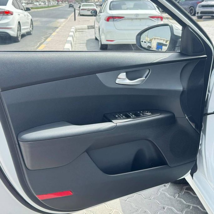 New Kia K3 II (China Market) Facelift, 1.4 l, 2025 in Sharjah by Alfaris Used Cars, White color. Other | AUTO.AE