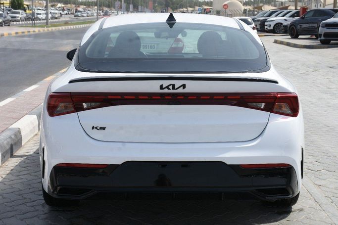 Подержанный Kia K5 III, 1.6 л, 2023 в Шардже от Alfaris Used Cars Белый цвет.  | AUTO.AE
