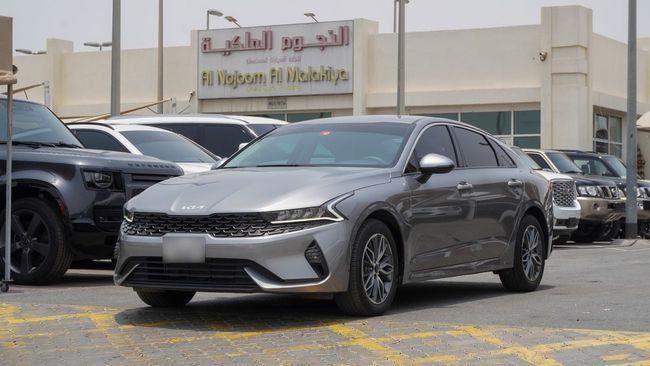 Подержанный Kia K5 III, 2.0 л, 2023 в Шардже от Alnujoom Al Malakiah Used Cars Серый цвет. GCC | AUTO.AE