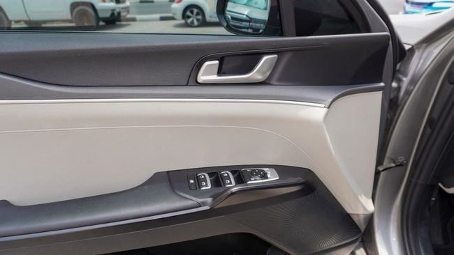 Подержанный Kia K5 III, 2.0 л, 2023 в Шардже от Alnujoom Al Malakiah Used Cars Серый цвет. GCC | AUTO.AE