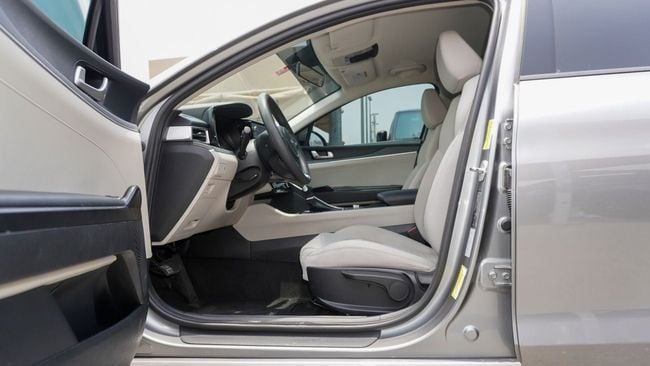 Подержанный Kia K5 III, 2.0 л, 2023 в Шардже от Alnujoom Al Malakiah Used Cars Серый цвет. GCC | AUTO.AE