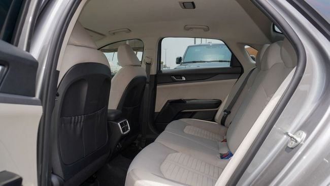 Подержанный Kia K5 III, 2.0 л, 2023 в Шардже от Alnujoom Al Malakiah Used Cars Серый цвет. GCC | AUTO.AE