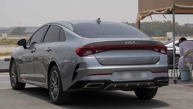 Подержанный Kia K5 III, 2.0 л, 2023 в Шардже от Alnujoom Al Malakiah Used Cars Серый цвет. GCC | AUTO.AE