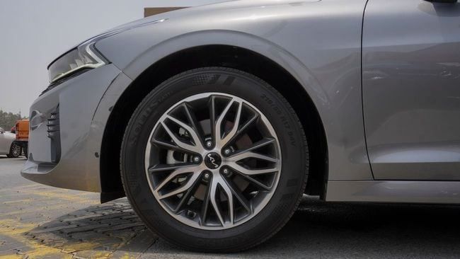 Подержанный Kia K5 III, 2.0 л, 2023 в Шардже от Alnujoom Al Malakiah Used Cars Серый цвет. GCC | AUTO.AE