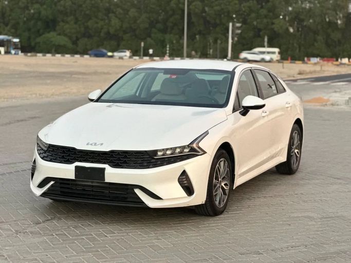 Подержанный Kia K5 III Рестайлинг, 2.0 л, 2023 в Шардже от Al Aayan Used Cars Белый цвет. GCC | AUTO.AE