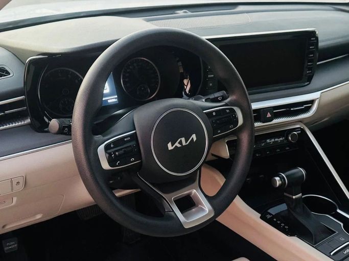 Подержанный Kia K5 III Рестайлинг, 2.0 л, 2023 в Шардже от Al Aayan Used Cars Белый цвет. GCC | AUTO.AE