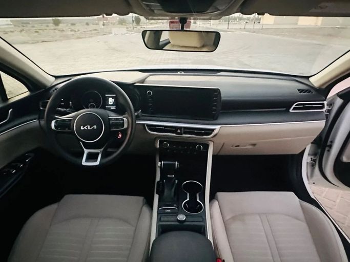 Подержанный Kia K5 III Рестайлинг, 2.0 л, 2023 в Шардже от Al Aayan Used Cars Белый цвет. GCC | AUTO.AE