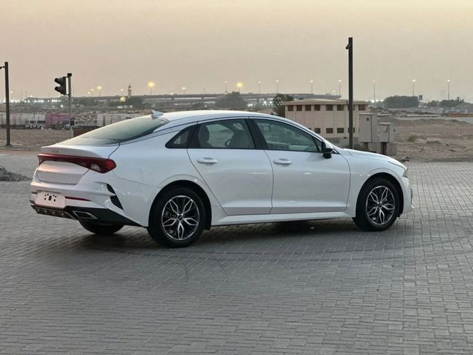Подержанный Kia K5 III Рестайлинг, 2.0 л, 2023 в Шардже от Al Aayan Used Cars Белый цвет. GCC | AUTO.AE