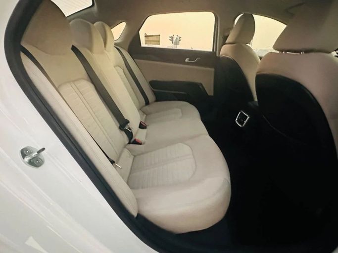 Подержанный Kia K5 III Рестайлинг, 2.0 л, 2023 в Шардже от Al Aayan Used Cars Белый цвет. GCC | AUTO.AE