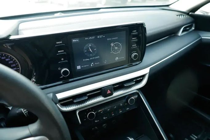 Подержанный Kia K5 III, 2.0 л, 2021 в Шардже от Qasr Al Furqan Used Cars Красный цвет. GCC | AUTO.AE