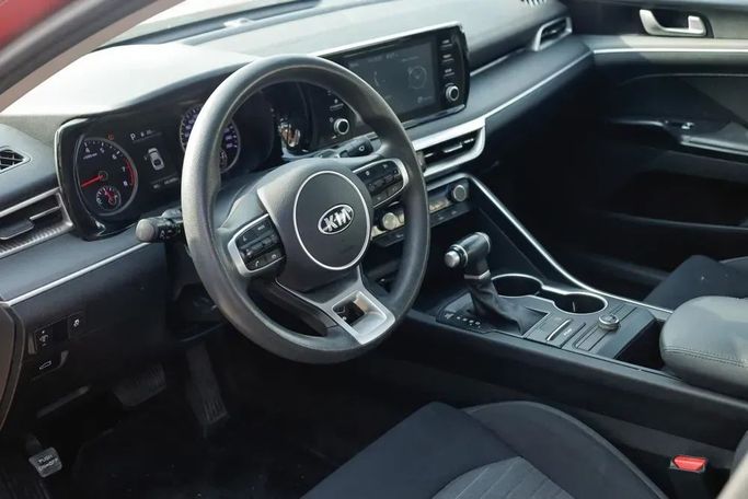 Подержанный Kia K5 III, 2.0 л, 2021 в Шардже от Qasr Al Furqan Used Cars Красный цвет. GCC | AUTO.AE