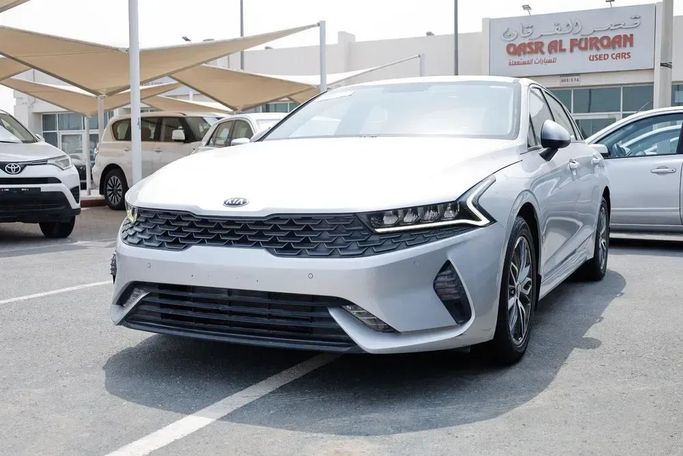Подержанный Kia K5 III, 2.5 л, 2021 в Шардже от Qasr Al Furqan Used Cars Серебристый цвет. GCC | AUTO.AE