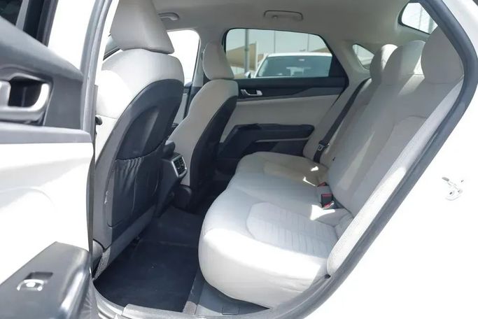 Used Kia K5 III, 2.5 l, 2022 in Sharjah by Qasr Al Furqan Used Cars, White color. GCC Specs | AUTO.AE