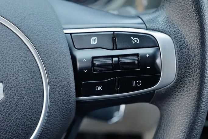 Used Kia K5 III, 2.5 l, 2022 in Sharjah by Qasr Al Furqan Used Cars, White color. GCC Specs | AUTO.AE