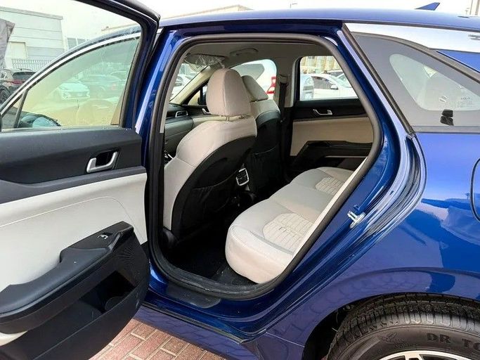 Подержанный Kia K5 III Рестайлинг, 2.5 л, 2023 в Шардже от Wael Al Azzazi Used Cars Синий цвет. GCC | AUTO.AE