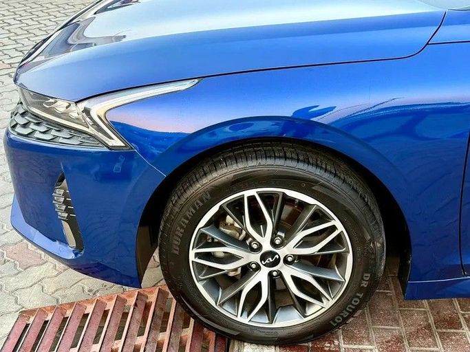 Подержанный Kia K5 III Рестайлинг, 2.5 л, 2023 в Шардже от Wael Al Azzazi Used Cars Синий цвет. GCC | AUTO.AE