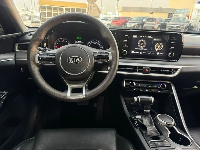 Подержанный Kia K5 III, 2.0 л, 2021 в Шардже от Noor Al Seyoh Used Cars Синий цвет. GCC | AUTO.AE