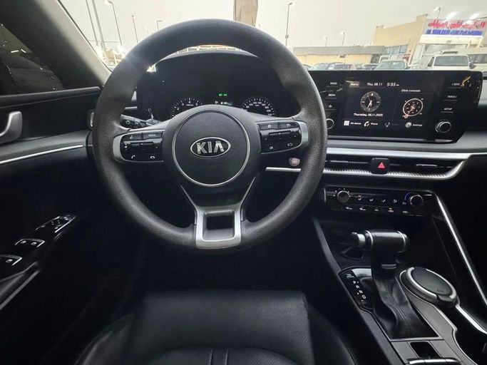 Подержанный Kia K5 III, 2.0 л, 2021 в Шардже от Noor Al Seyoh Used Cars Синий цвет. GCC | AUTO.AE