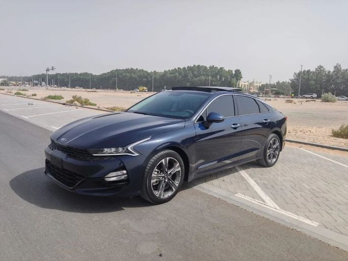 Подержанный Kia K5 III, 2.0 л, 2021 в Шардже от Noor Al Seyoh Used Cars Синий цвет. GCC | AUTO.AE