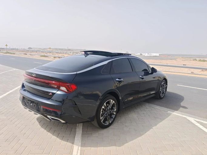 Подержанный Kia K5 III, 2.0 л, 2021 в Шардже от Noor Al Seyoh Used Cars Синий цвет. GCC | AUTO.AE