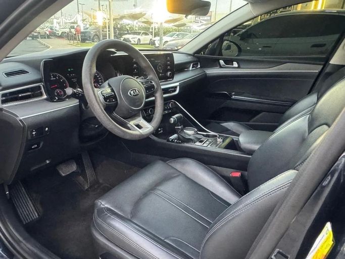 Подержанный Kia K5 III, 2.0 л, 2021 в Шардже от Noor Al Seyoh Used Cars Синий цвет. GCC | AUTO.AE