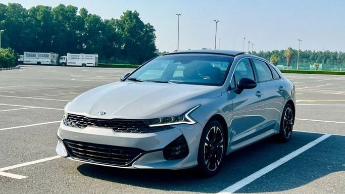 Подержанный Kia K5 III, 1.6 л, 2021 в Шардже от Halla Cars Серый цвет. Американская | AUTO.AE