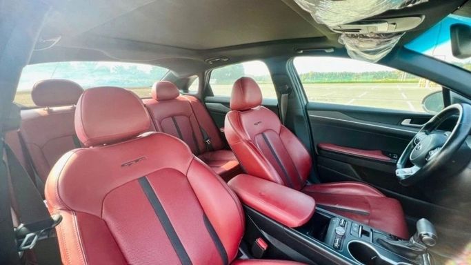 Подержанный Kia K5 III, 1.6 л, 2021 в Шардже от Halla Cars Серый цвет. Американская | AUTO.AE