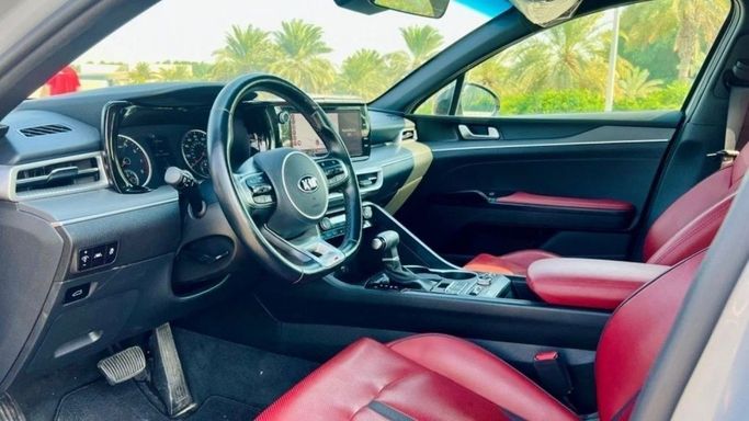 Подержанный Kia K5 III, 1.6 л, 2021 в Шардже от Halla Cars Серый цвет. Американская | AUTO.AE