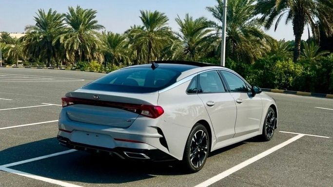 Подержанный Kia K5 III, 1.6 л, 2021 в Шардже от Halla Cars Серый цвет. Американская | AUTO.AE