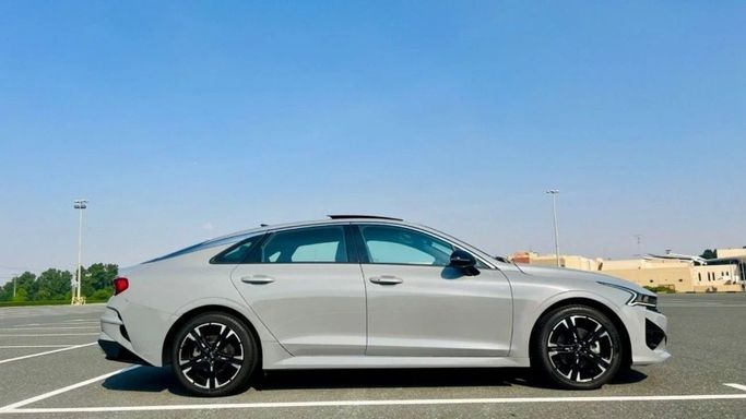 Подержанный Kia K5 III, 1.6 л, 2021 в Шардже от Halla Cars Серый цвет. Американская | AUTO.AE