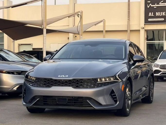 Подержанный Kia K5 III, 1.6 л, 2023 в Шардже от Al Nukhba Al Malakyah Used Cars Серый цвет. Американская | AUTO.AE