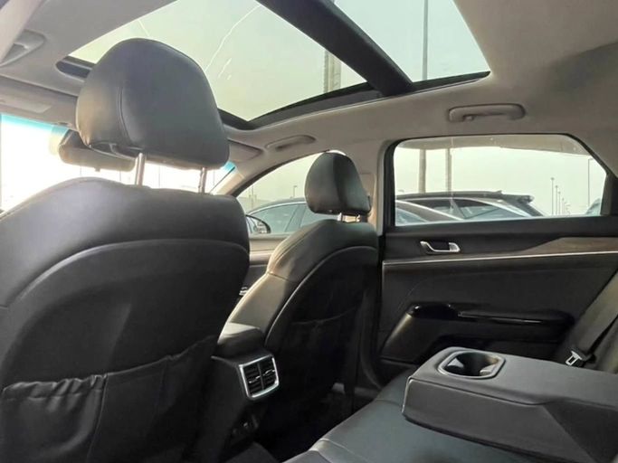 Подержанный Kia K5 III, 1.6 л, 2023 в Шардже от Al Nukhba Al Malakyah Used Cars Серый цвет. Американская | AUTO.AE