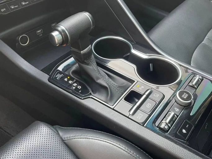 Подержанный Kia K5 III, 1.6 л, 2023 в Шардже от Al Nukhba Al Malakyah Used Cars Серый цвет. Американская | AUTO.AE