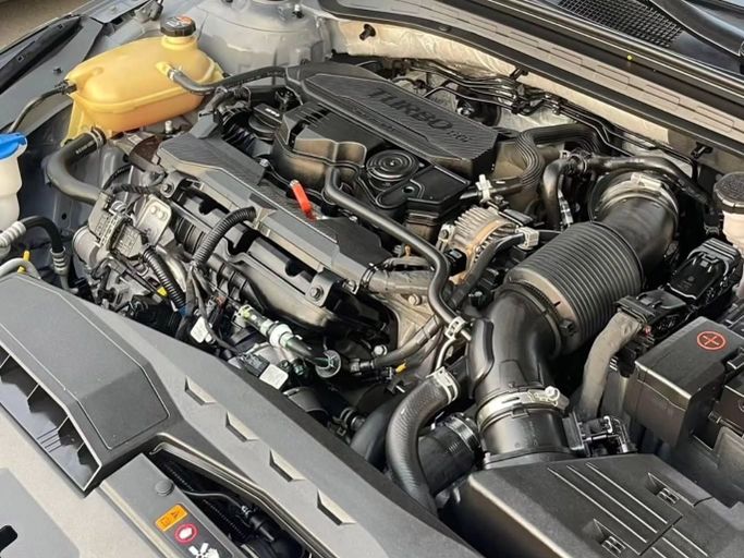 Подержанный Kia K5 III, 1.6 л, 2023 в Шардже от Al Nukhba Al Malakyah Used Cars Серый цвет. Американская | AUTO.AE