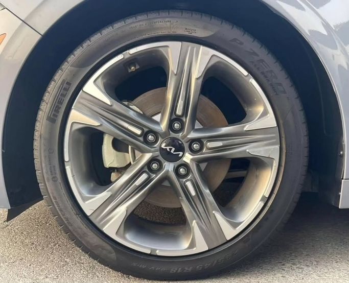 Подержанный Kia K5 III, 1.6 л, 2023 в Шардже от Al Nukhba Al Malakyah Used Cars Серый цвет. Американская | AUTO.AE