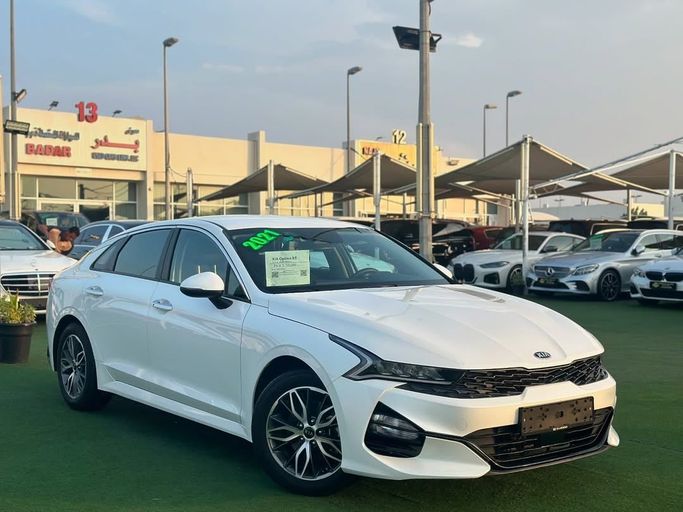 Подержанный Kia K5 III, 2.0 л, 2021 в Шардже от Badar Used Cars Белый цвет.  | AUTO.AE