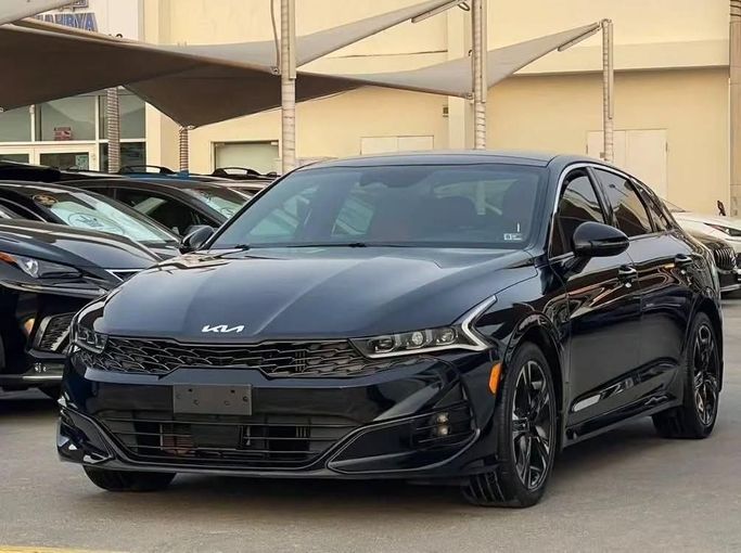 Подержанный Kia K5 III, 1.6 л, 2022 в Шардже от Al Nukhba Al Malakyah Used Cars Черный цвет. Американская | AUTO.AE