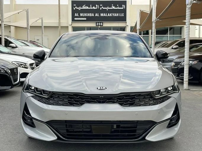 Подержанный Kia K5 III, 1.6 л, 2021 в Шардже от Al Nukhba Al Malakyah Used Cars Серый цвет. Американская | AUTO.AE