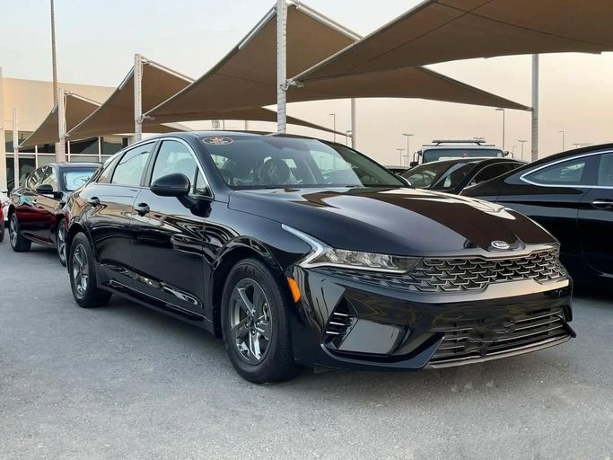 Подержанный Kia K5 III, 1.6 л, 2021 в Шардже от Al Nukhba Al Malakyah Used Cars Серый цвет. Американская | AUTO.AE