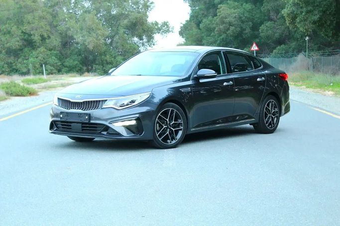 مستعملة Kia K5 ثالثاً, 2.0 l, 2019 في في الشارقة من AL KARADAH USED CARS TRADING، اللون أسود. المواصفات الكورية | AUTO.AE