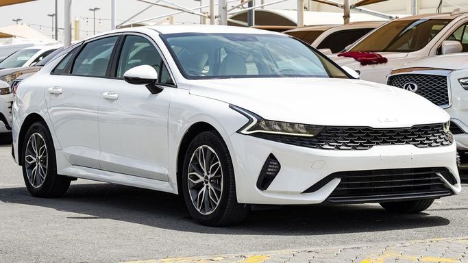 Подержанный Kia K5 III, 1.6 л, 2023 в Шардже от Almalakyah Cars Белый цвет. GCC | AUTO.AE | Объявление #267514